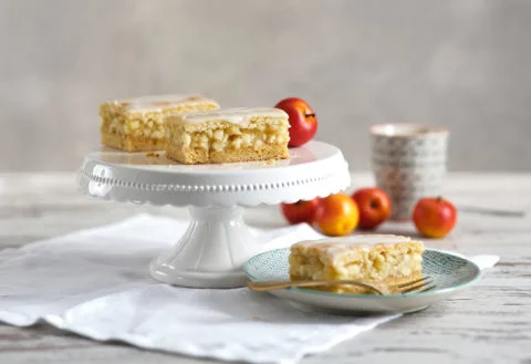 Apfelkuchen auf Etagere mit Äpfeln